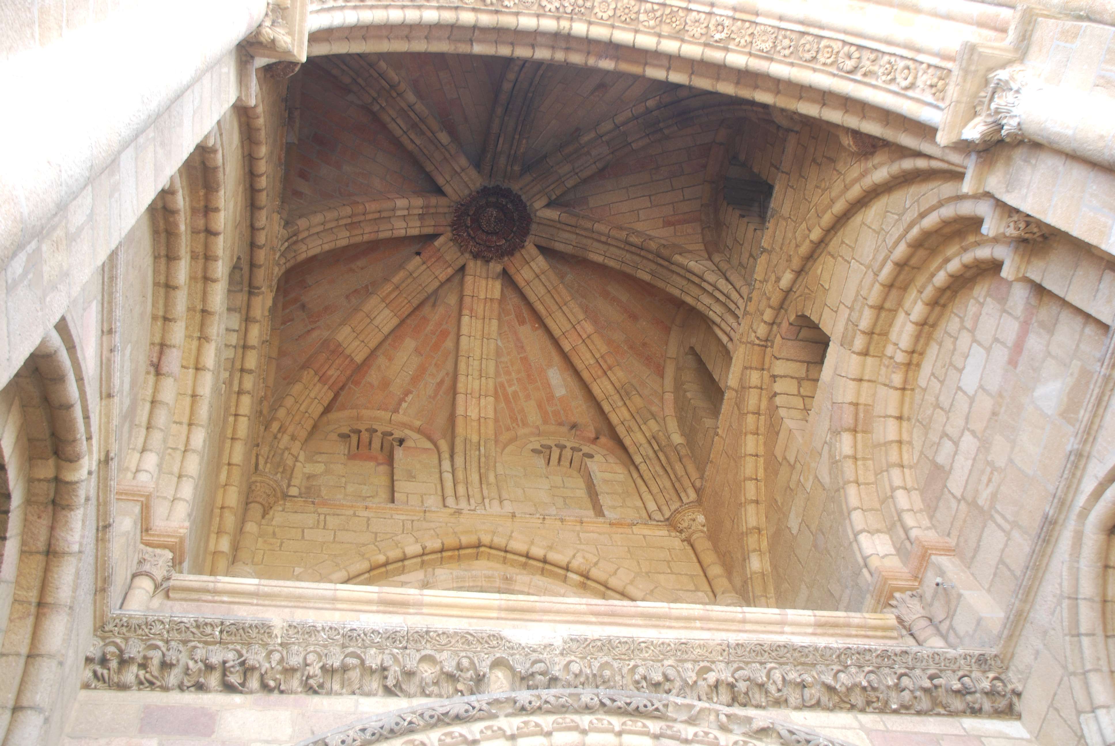 De la Basílica a la Catedral Gótica. - Chartres: Arte, espiritualidad y esoterismo. (2)